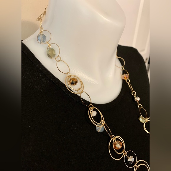 LN PRETTY & FEMININE NECKLACE. 17” LONG WHEN FASTENED. SHADES OF TAN/GOLD. - Picture 7 of 9
